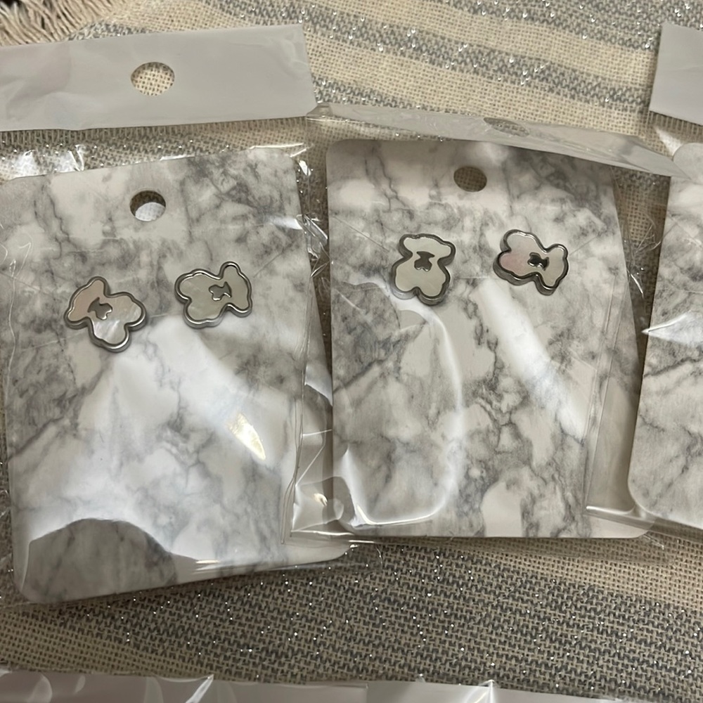 Silver 🧸 teddy bears earrings.